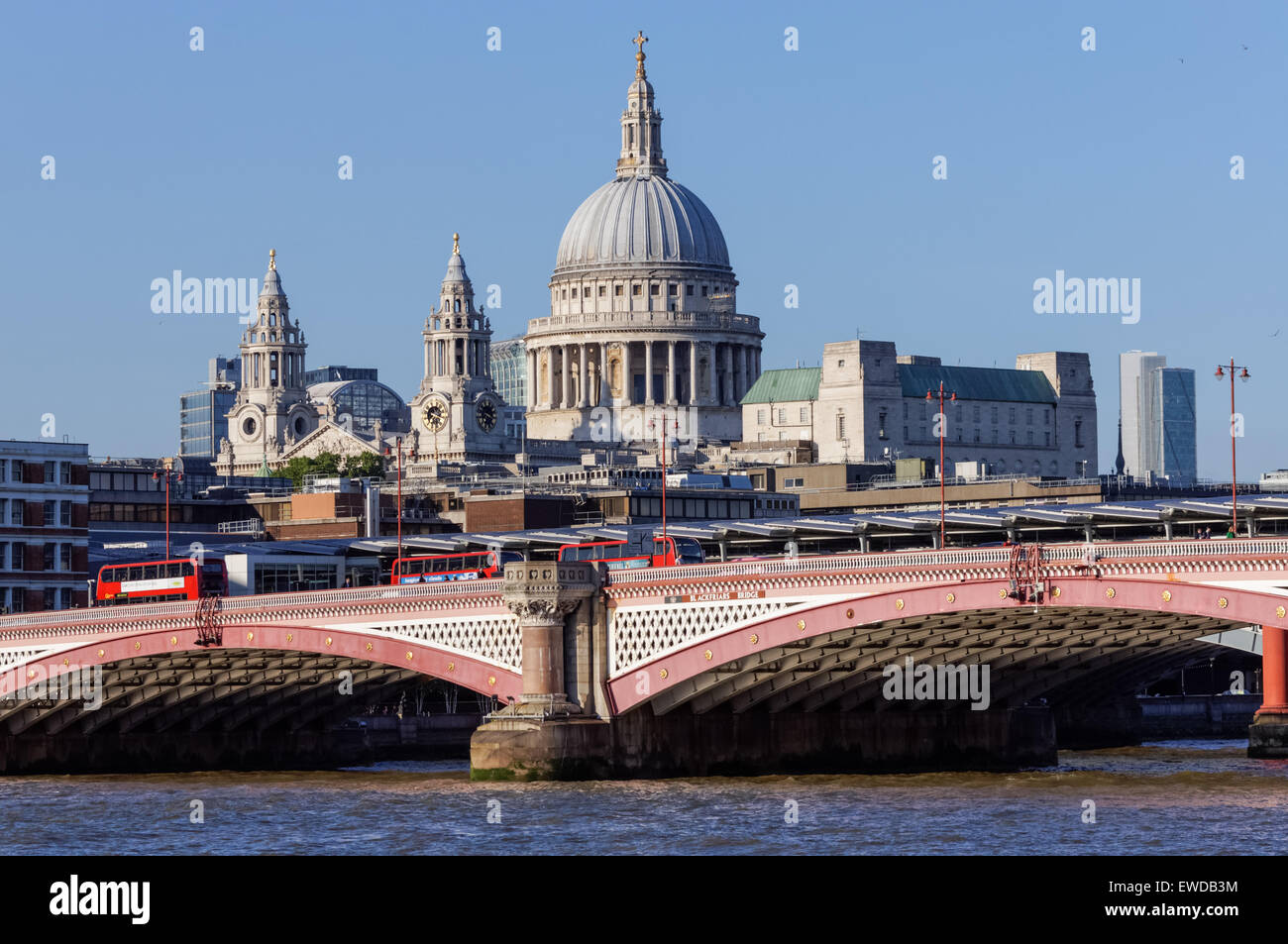 Blackfriars Bridge avec St Paul's Cathedral derrière, Londres Angleterre Royaume-Uni Banque D'Images