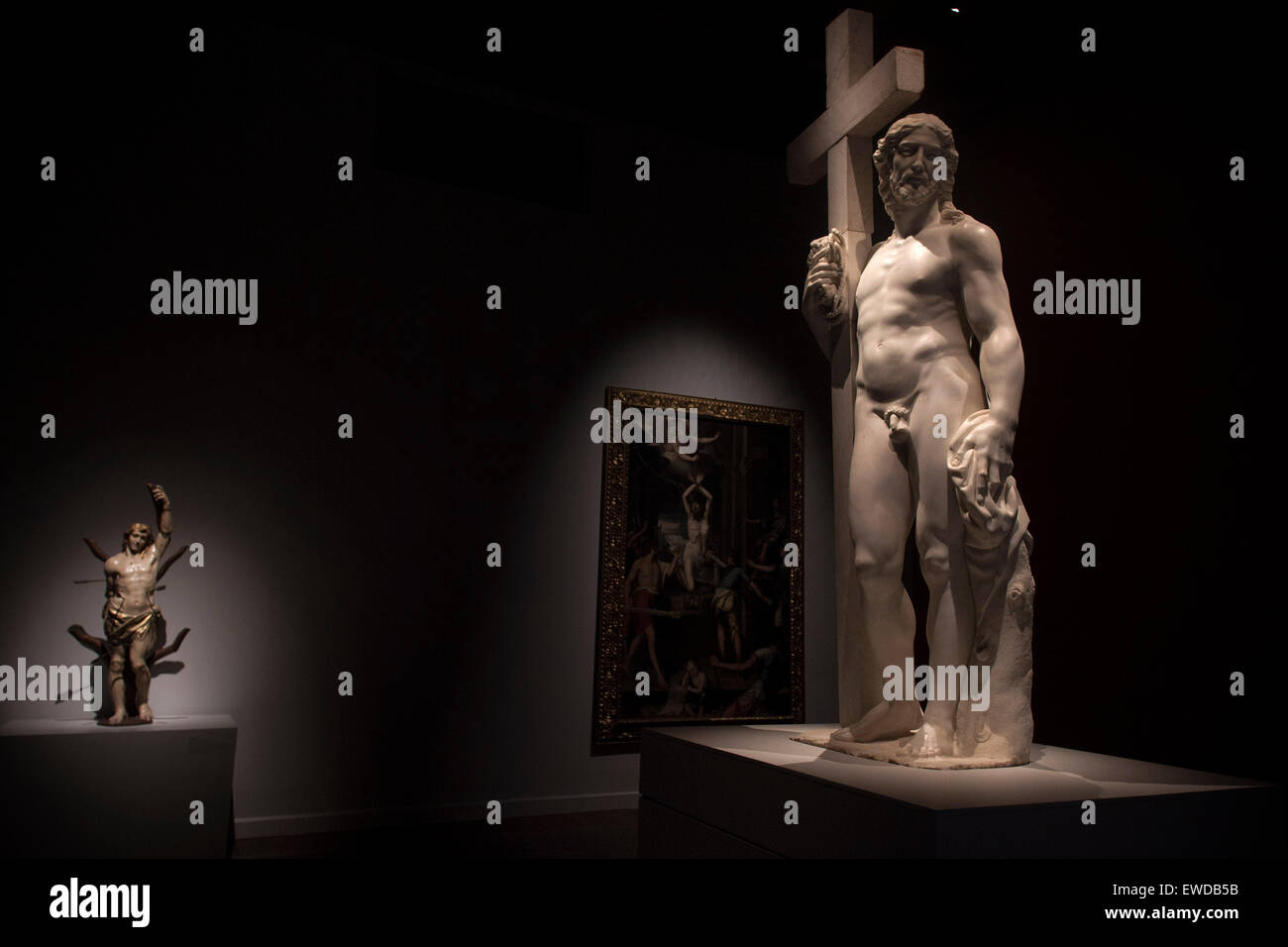 La ville de Mexico, le 23 juin. 27 Sep, 2015. La sculpture Cristo Portacroce (R) est affiché lors d'une tournée pour les représentants des médias de l'exposition 'Michelangelo Buonarroti : Un artiste entre deux mondes', dans le Palais des Beaux-arts, dans la ville de Mexico, capitale du Mexique, le 23 juin 2015. L'exposition 'Michelangelo Buonarroti : Un artiste entre deux mondes' sera ouverte au public du 26 juin au 27 septembre 2015. © Alejandro Ayala/Xinhua/Alamy Live News Banque D'Images