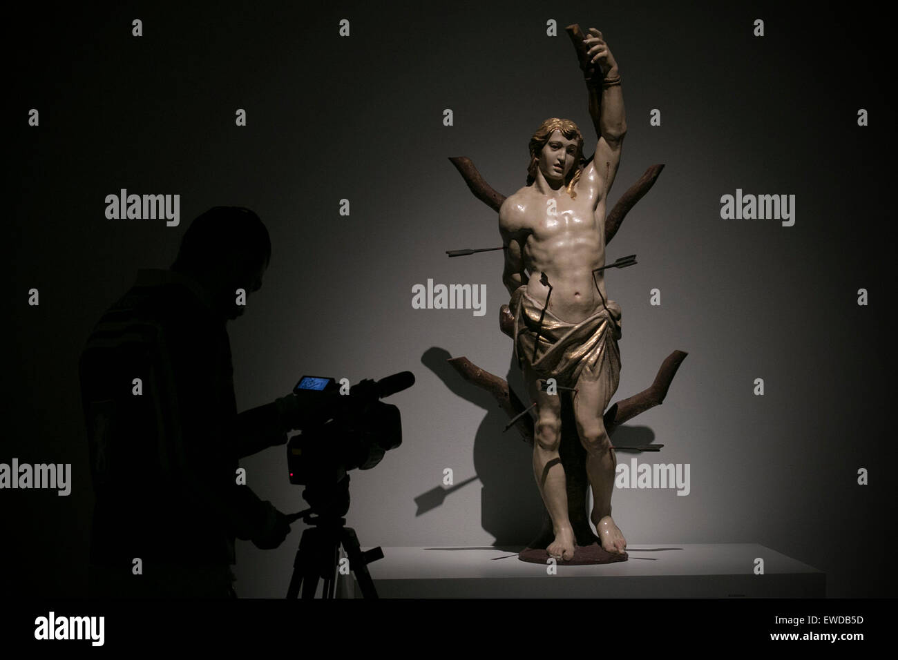 La ville de Mexico, le 23 juin. 27 Sep, 2015. Une fiche de visiteur une sculpture lors d'une tournée pour les représentants des médias de l'exposition 'Michelangelo Buonarroti : Un artiste entre deux mondes', dans le Palais des Beaux-arts, dans la ville de Mexico, capitale du Mexique, le 23 juin 2015. L'exposition 'Michelangelo Buonarroti : Un artiste entre deux mondes' sera ouverte au public du 26 juin au 27 septembre 2015. © Alejandro Ayala/Xinhua/Alamy Live News Banque D'Images