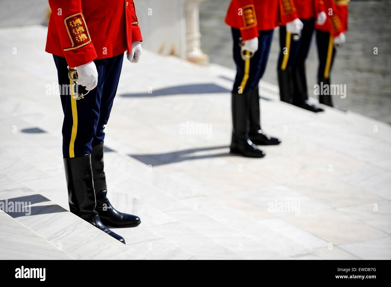 Les gardes d'honneur militaire avec des épées sur des escaliers en marbre Banque D'Images