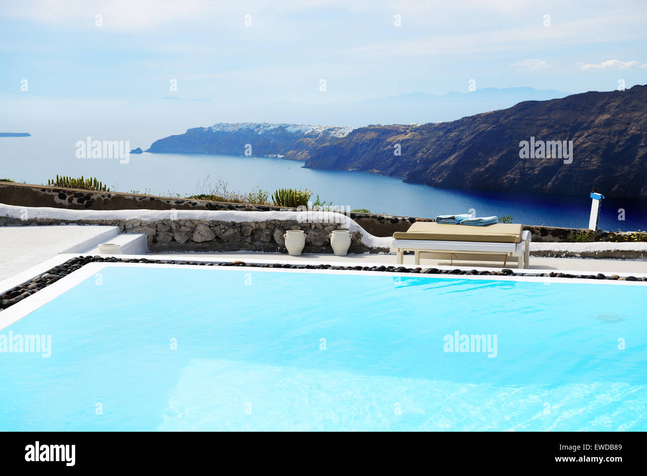 La vue sur la mer de la piscine de l'hôtel de luxe, l'île de Santorin, Grèce Banque D'Images