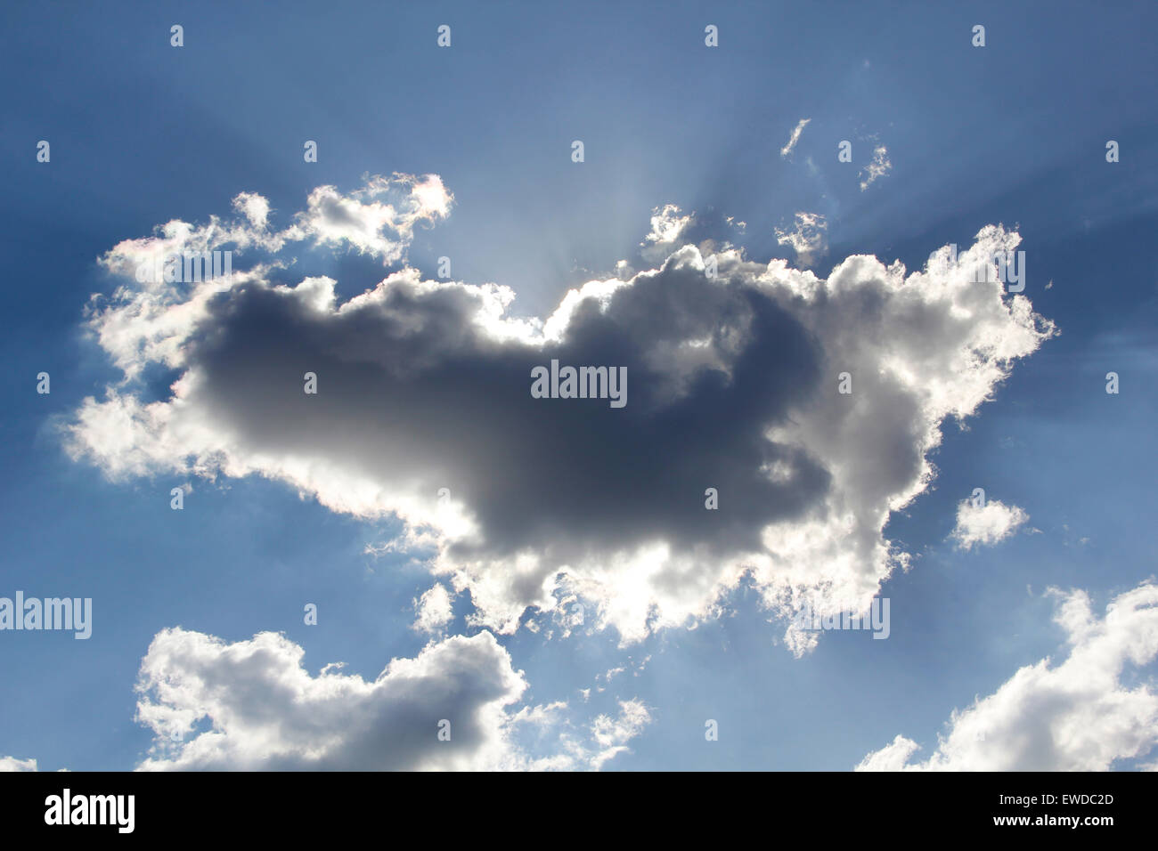 Le blocage des nuages du soleil sur le ciel Banque D'Images