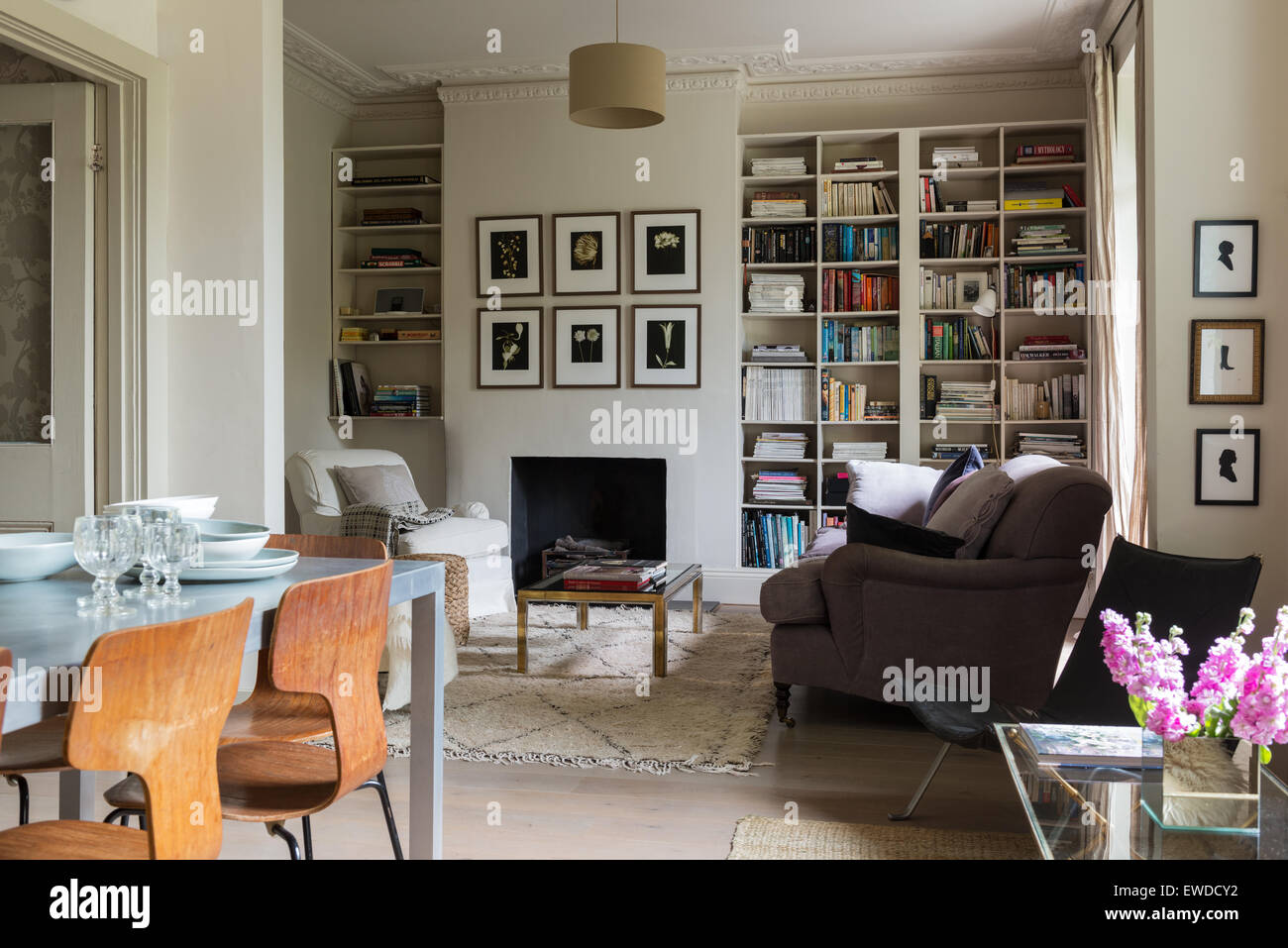 PK chaise de salle à manger et canapé George Smith en plan ouvert salon-salle à manger avec alcôve espace étalage Banque D'Images