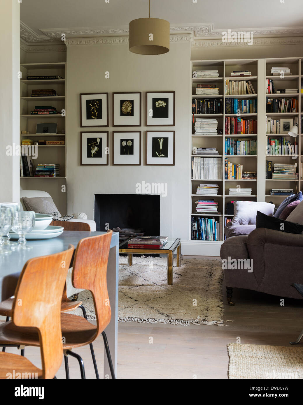 PK chaise de salle à manger et canapé George Smith en plan ouvert salon-salle à manger avec alcôve espace étalage Banque D'Images