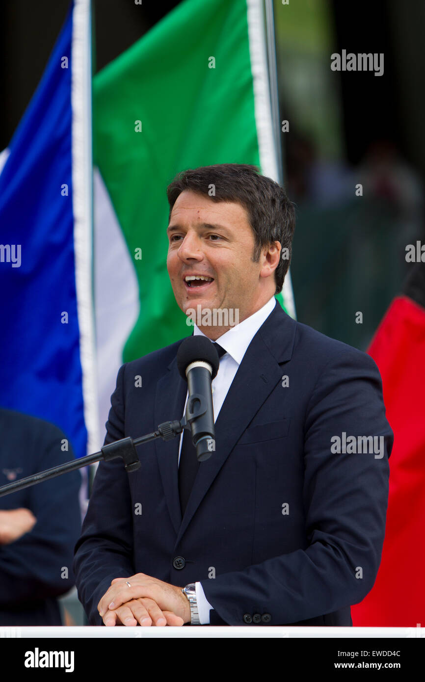 Courmayeur, Italie, 23 juin 2015. Le premier ministre Italien Matteo Renzi parle à la nouvelle inauguration du téléphérique du Mont Blanc. Banque D'Images