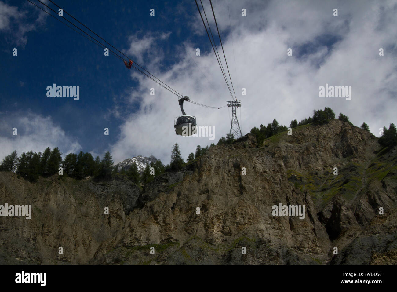 Courmayeur, Italie, le 23 juin 2015. Télécabine du téléphérique Skyway qui relie Courmayeur à Pointe Helbronner (3,466 m) dans le massif du Mont blanc. Banque D'Images