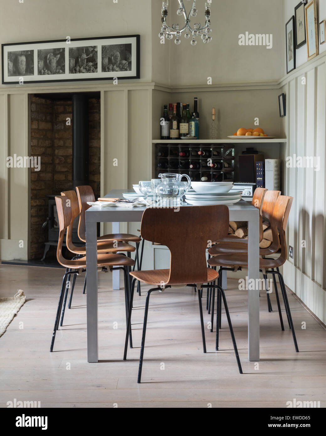 PK chaise de salle à manger en salle à manger salon avec poêle à bois dans une alcôve Banque D'Images