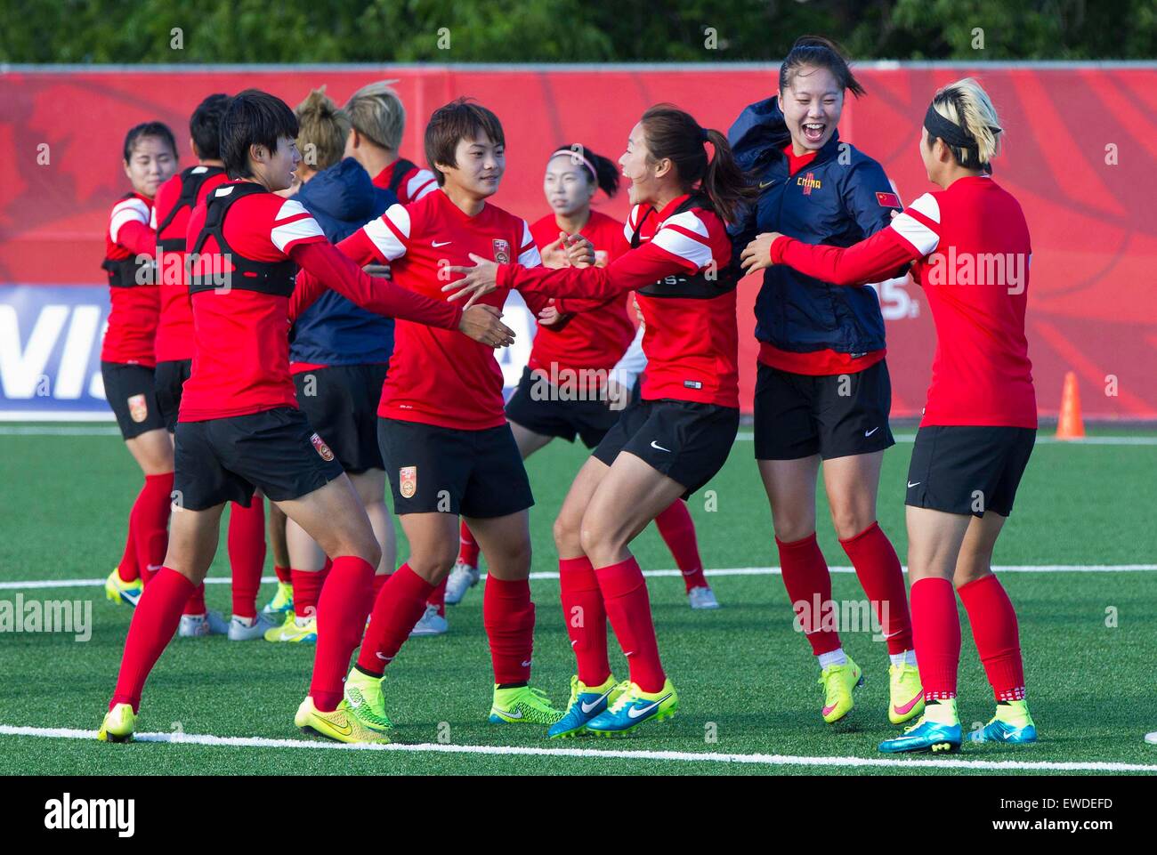 Ottawa, Canada. 23 Juin, 2015. Les joueurs de la Chine partagent un moment alors que la formation de l'avant de leur 2015 Coupe du Monde féminine de la fifa le match quart contre les États-Unis à Ottawa, Canada, 23 juin 2015. © Zou Zheng/Xinhua/Alamy Live News Banque D'Images Ottawa, Canada. 23 Juin, 2015. Les joueurs de la Chine partagent un moment alors que la formation de l'avant de leur 2015 Coupe du Monde féminine de la fifa le match quart contre les États-Unis à Ottawa, Canada, 23 juin 2015. © Zou Zheng/Xinhua/Alamy Live News Banque D'Images
