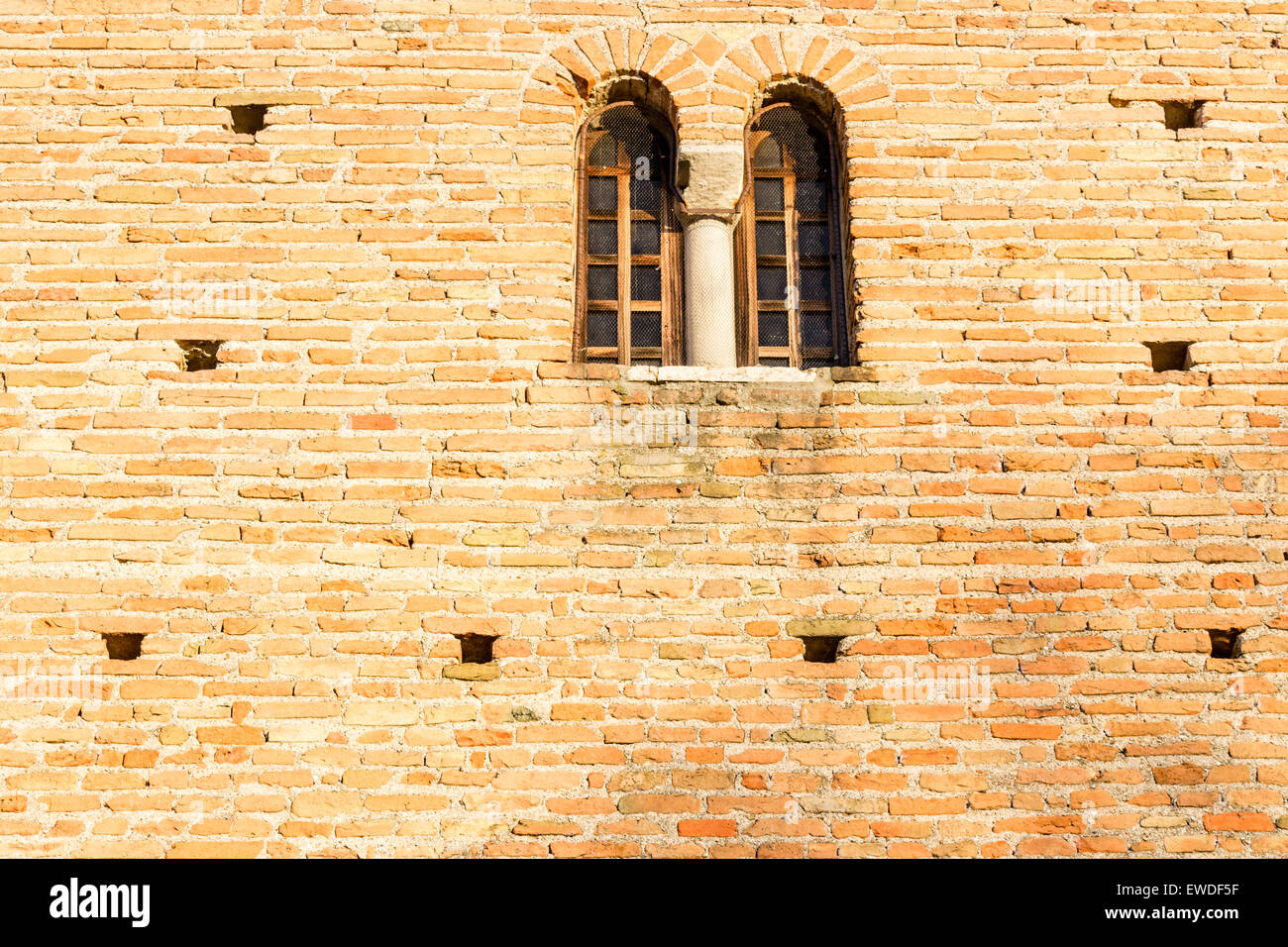 Fenêtre à Meneaux de la façade du VII siècle Saint Pierre à Sylvis église paroissiale en Italie Banque D'Images