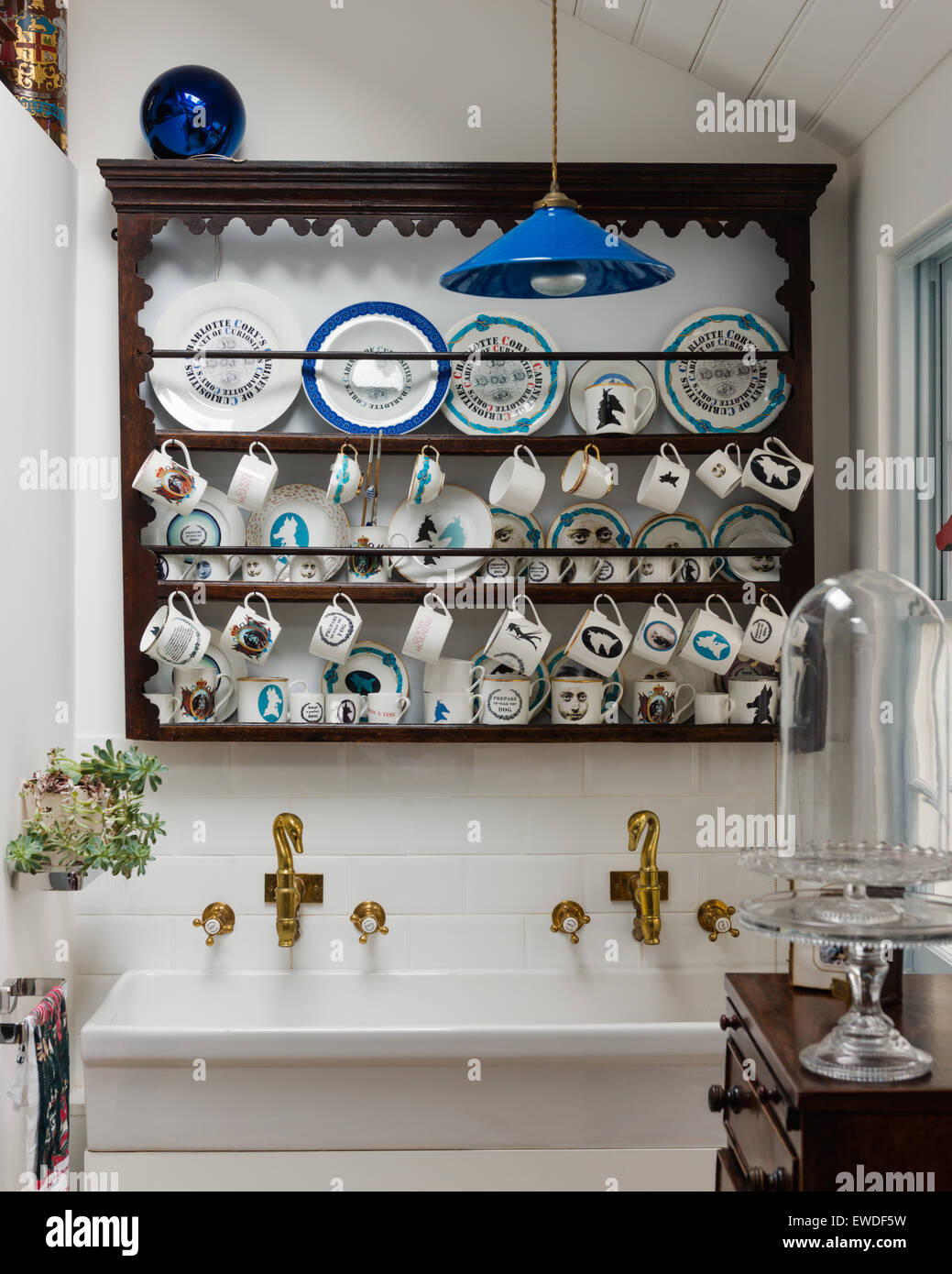 Charlotte Cory vaisselle crocodile affichée sur un vieux mur dresser au-dessus de grand évier belfast Banque D'Images