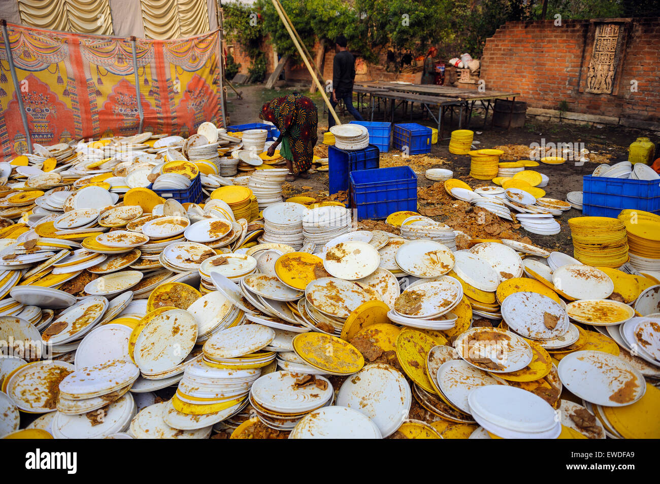Des piles de vaisselle sale lors d'un festival à l'Uttar Pradesh, Inde. Banque D'Images