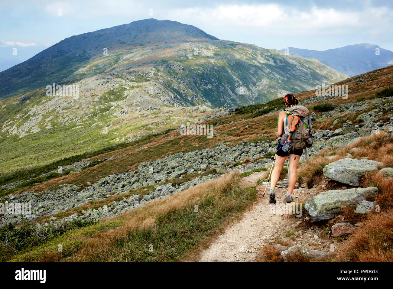 Un randonneur sur le sentier des Appalaches dans les Montagnes Blanches. Banque D'Images