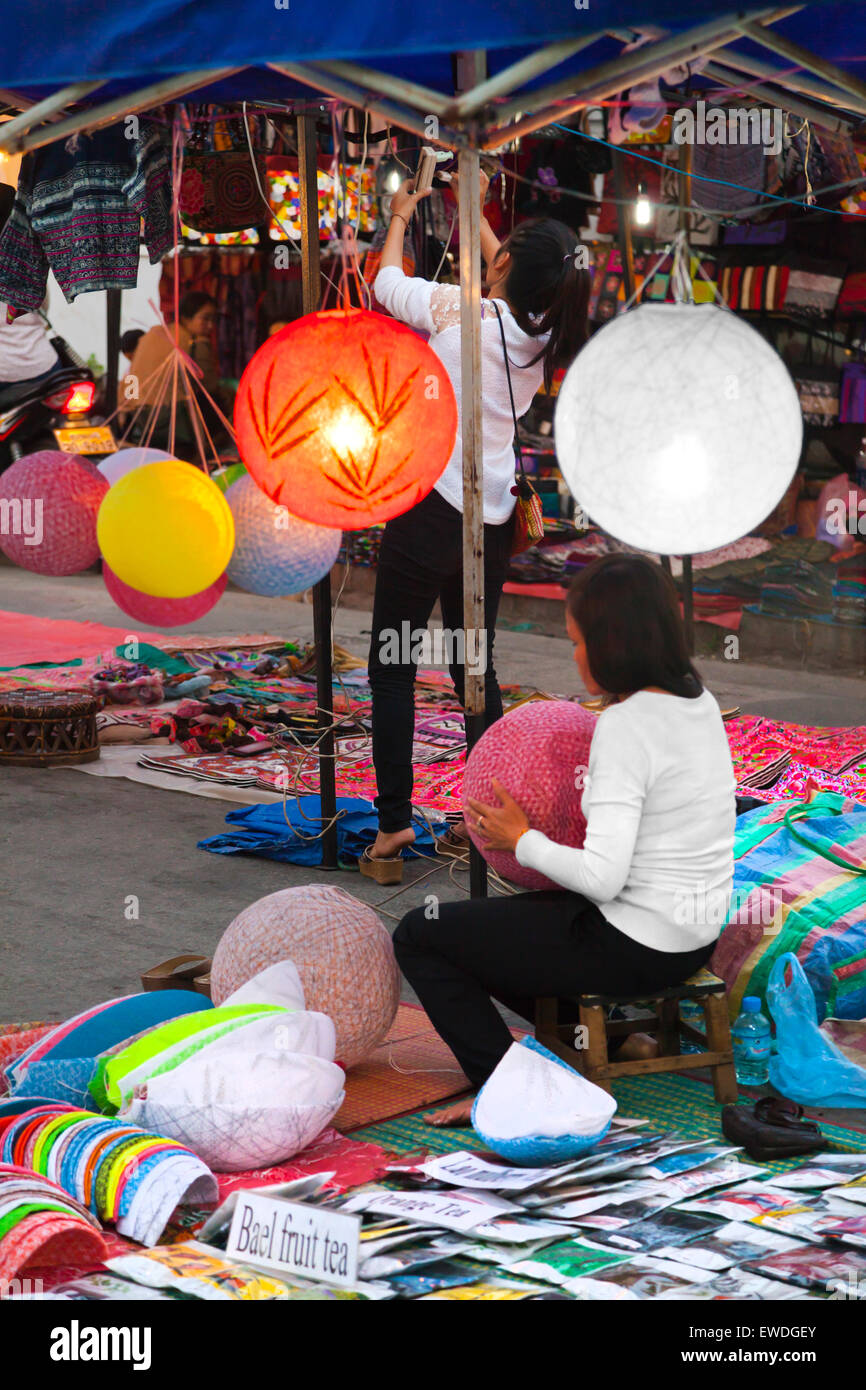 Le célèbre marché de nuit vend une variété de l'artisanat pour les touristes - Luang Prabang, Laos Banque D'Images