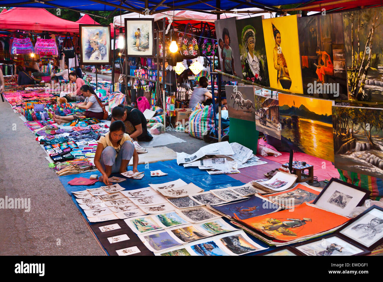 Le célèbre marché de nuit vend une variété de l'artisanat pour les touristes - Luang Prabang, Laos Banque D'Images