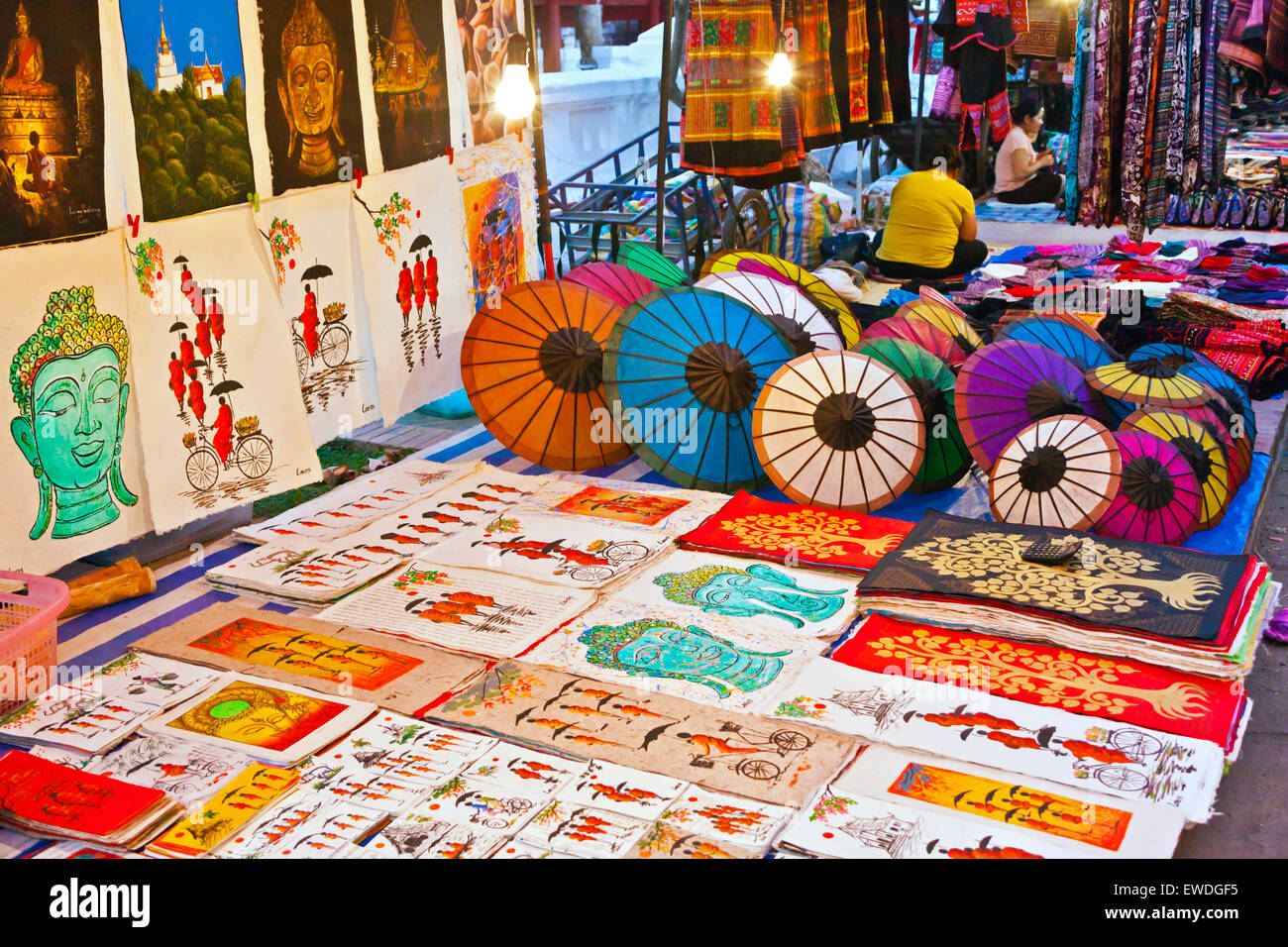 Le célèbre marché de nuit vend une variété de l'artisanat pour les touristes - Luang Prabang, Laos Banque D'Images