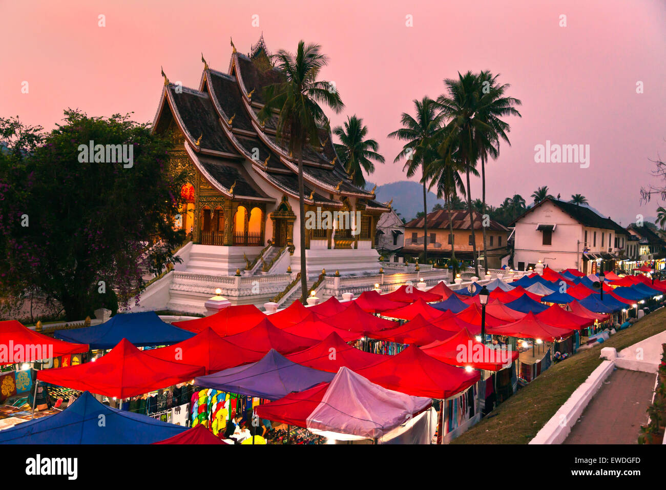 Le Haw Pha Bang ou Temple Royal se trouve au-dessus de la célèbre marché nocturne - Luang Prabang, Laos Banque D'Images