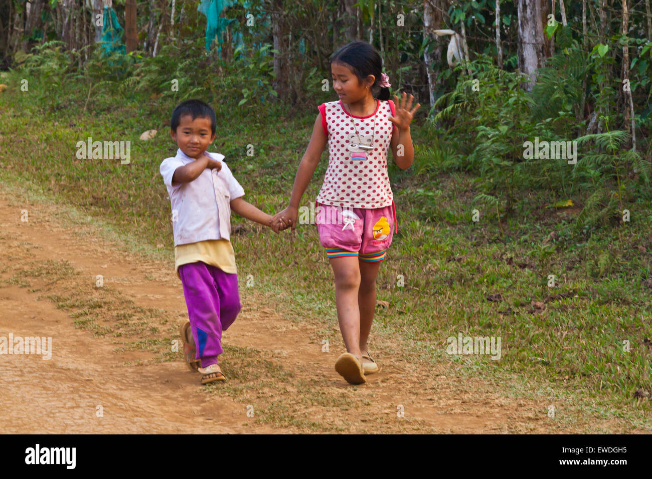 Frère et sœur laotienne à pied sur le PLATEAU DES BOLAVENS près de Pakse, LAOS DU SUD - Banque D'Images