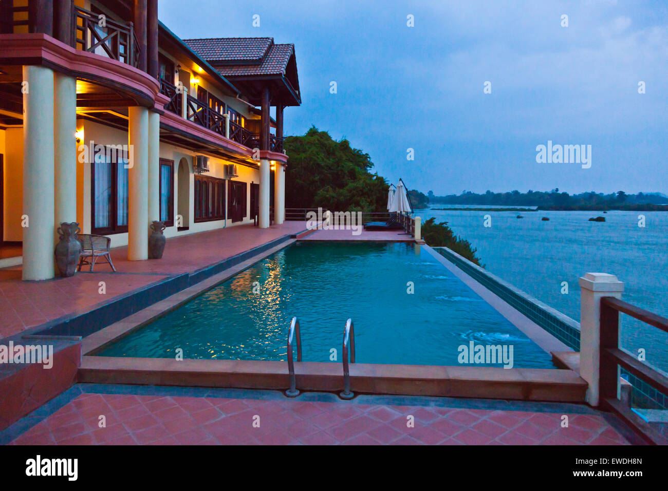 La piscine de l'hôtel ARENA PAN sur DON KHONG ISLAND dans les quatre région des Mille-Îles du fleuve du Mékong - Sud, Laos Banque D'Images