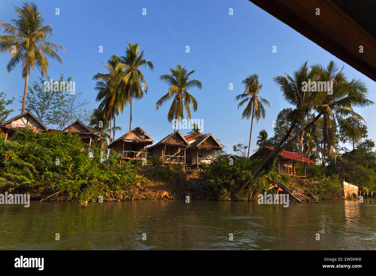 BUNGALOWS sur l'île de DET FAIT dans la région des Mille-Îles 4 (Si Phan Don) de la rivière du Mékong - Sud, Laos Banque D'Images