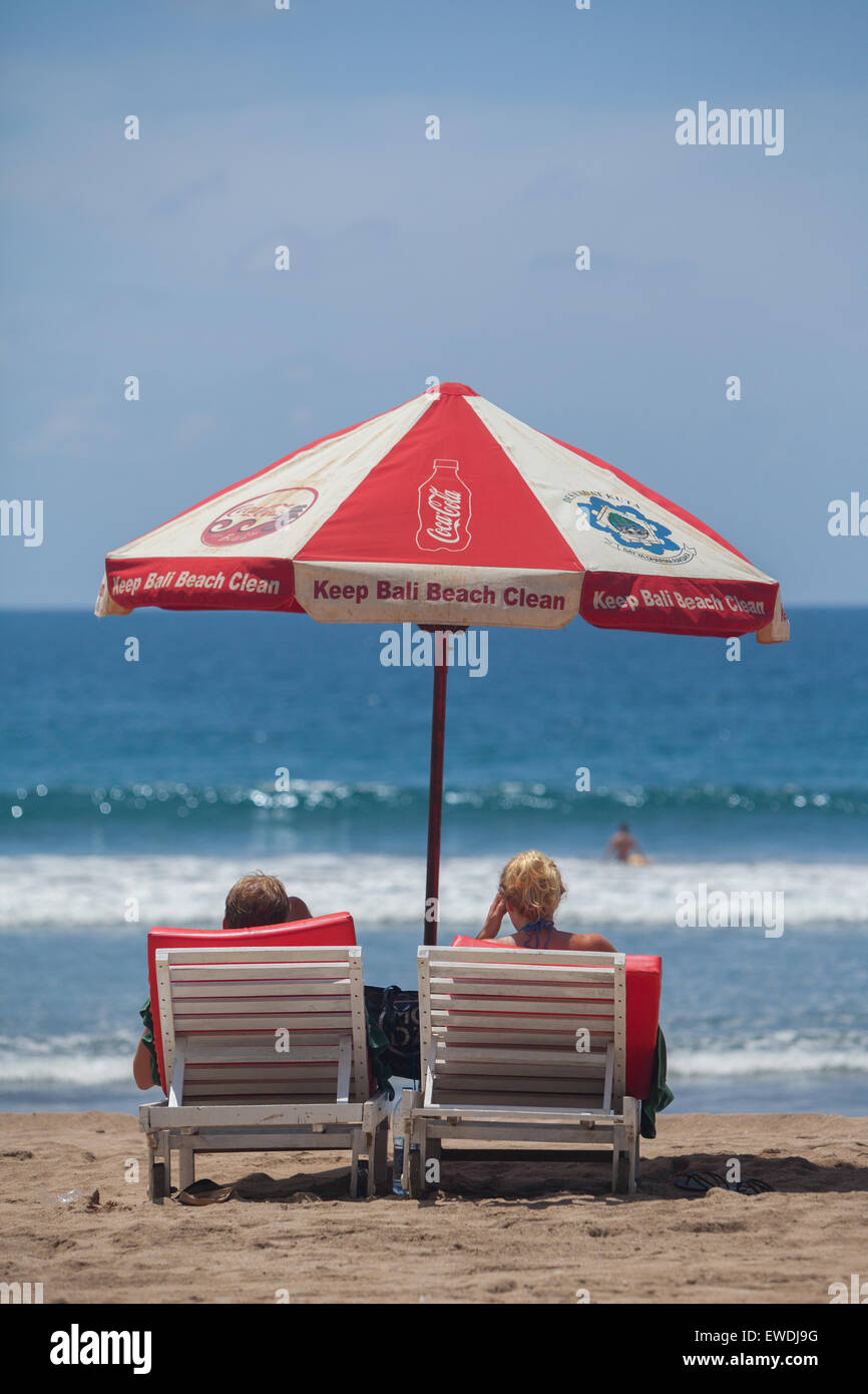 Les touristes appréciant journée ensoleillée à la plage de Kuta, Bali. Banque D'Images