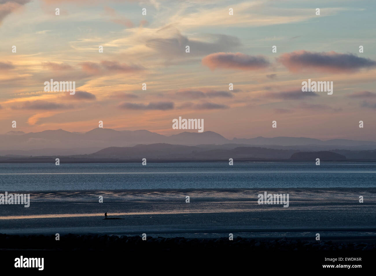 Coucher du soleil sur la baie de Morecambe en regardant vers le Lake District Fells Banque D'Images