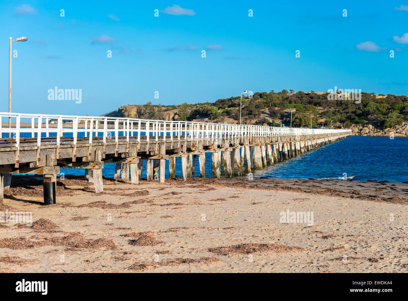 Pied de Victor Harbor bridge qui relie l'île de granit avec le continent. Banque D'Images