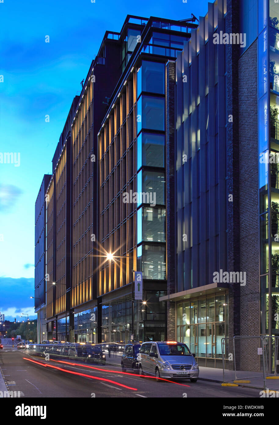 Élévation rue globale au crépuscule. 6 Pancras Road, London, United Kingdom. Architecte : Wilmotte UK Ltd, 2015. Banque D'Images
