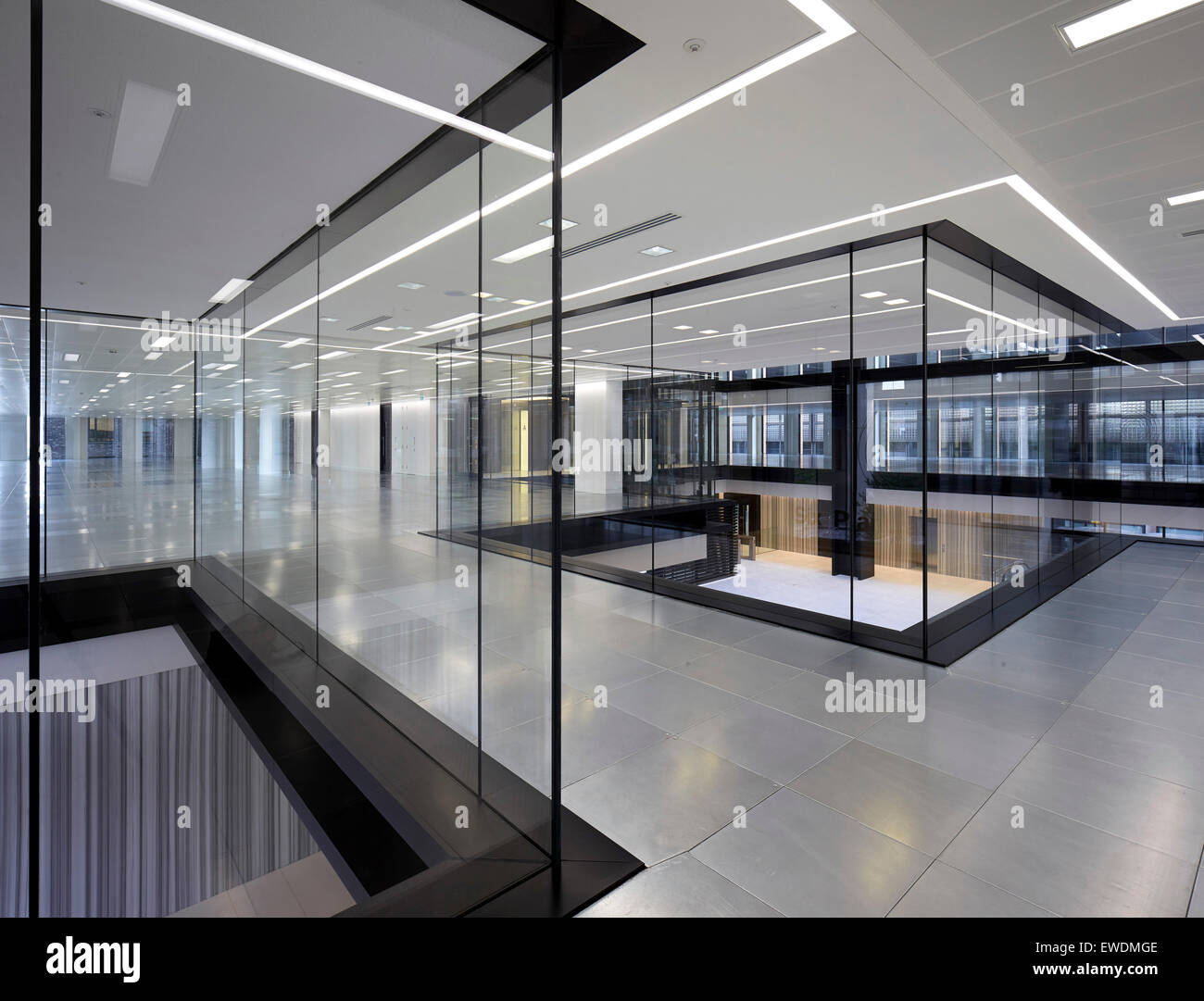 Vue intérieure au 1er étage. 6 Pancras Road, London, United Kingdom. Architecte : Wilmotte UK Ltd, 2015. Banque D'Images