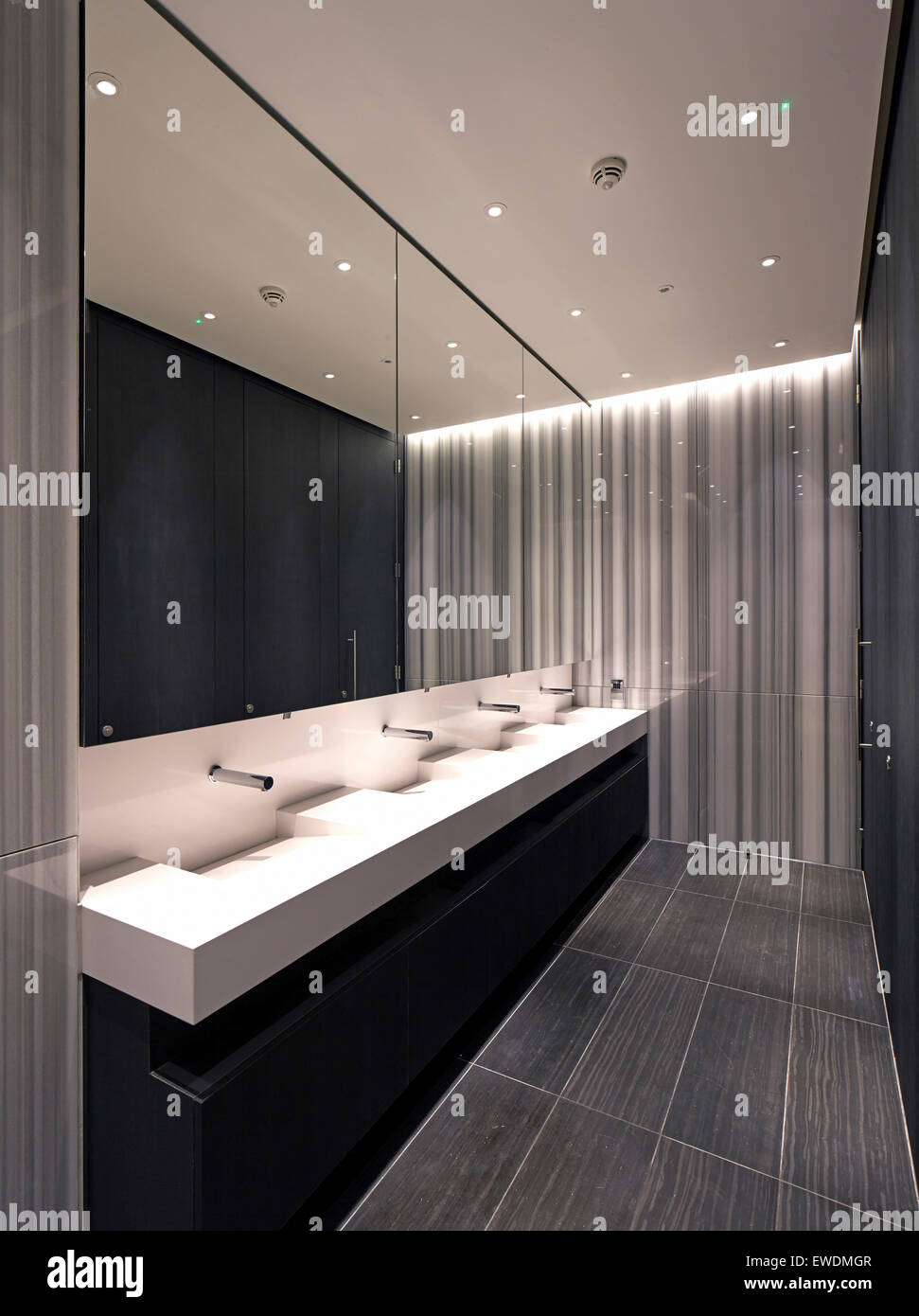 Vue de l'intérieur des toilettes. 6 Pancras Road, London, United Kingdom. Architecte : Wilmotte UK Ltd, 2015. Banque D'Images