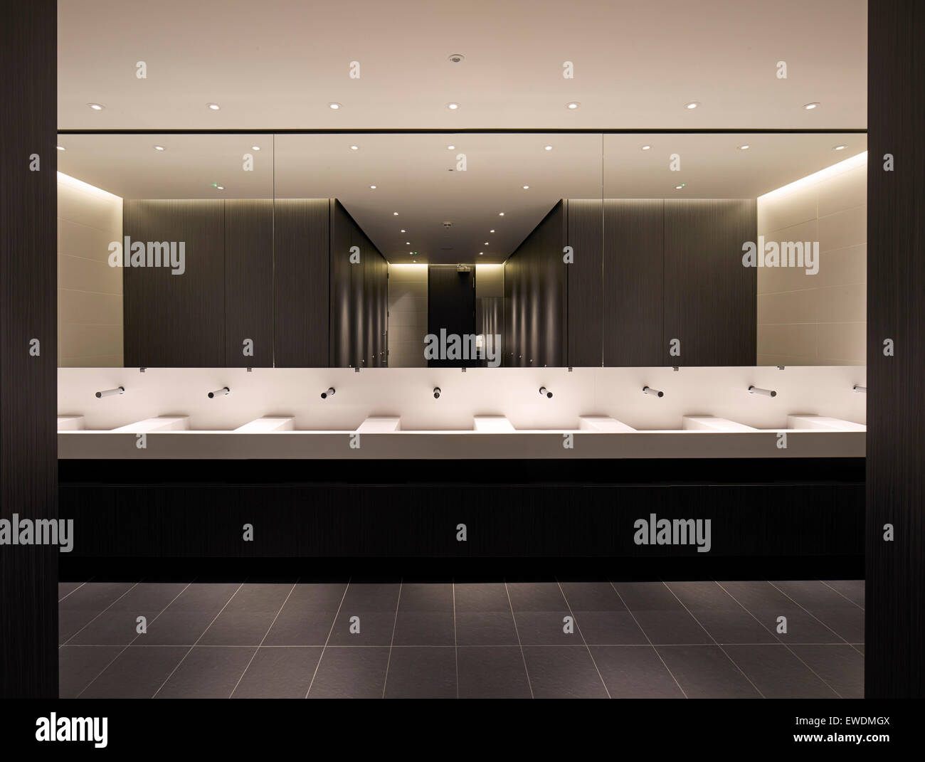 Vue intérieure-toilettes. 6 Pancras Road, London, United Kingdom. Architecte : Wilmotte UK Ltd, 2015. Banque D'Images