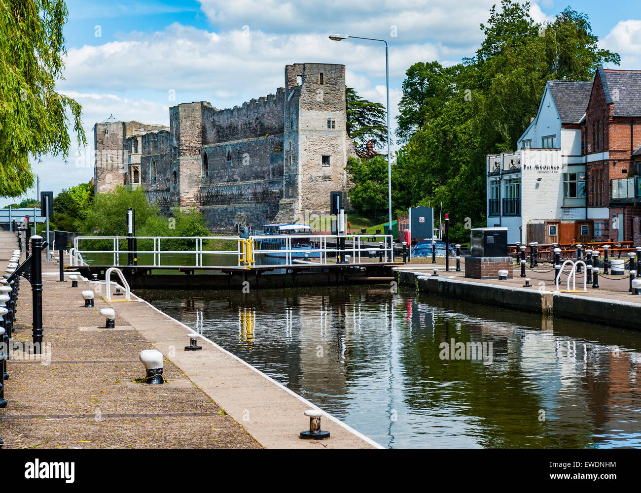 Le Château et la rivière Trent, Newark-on-Trent, Gelderland Ville de Newark Lock Banque D'Images