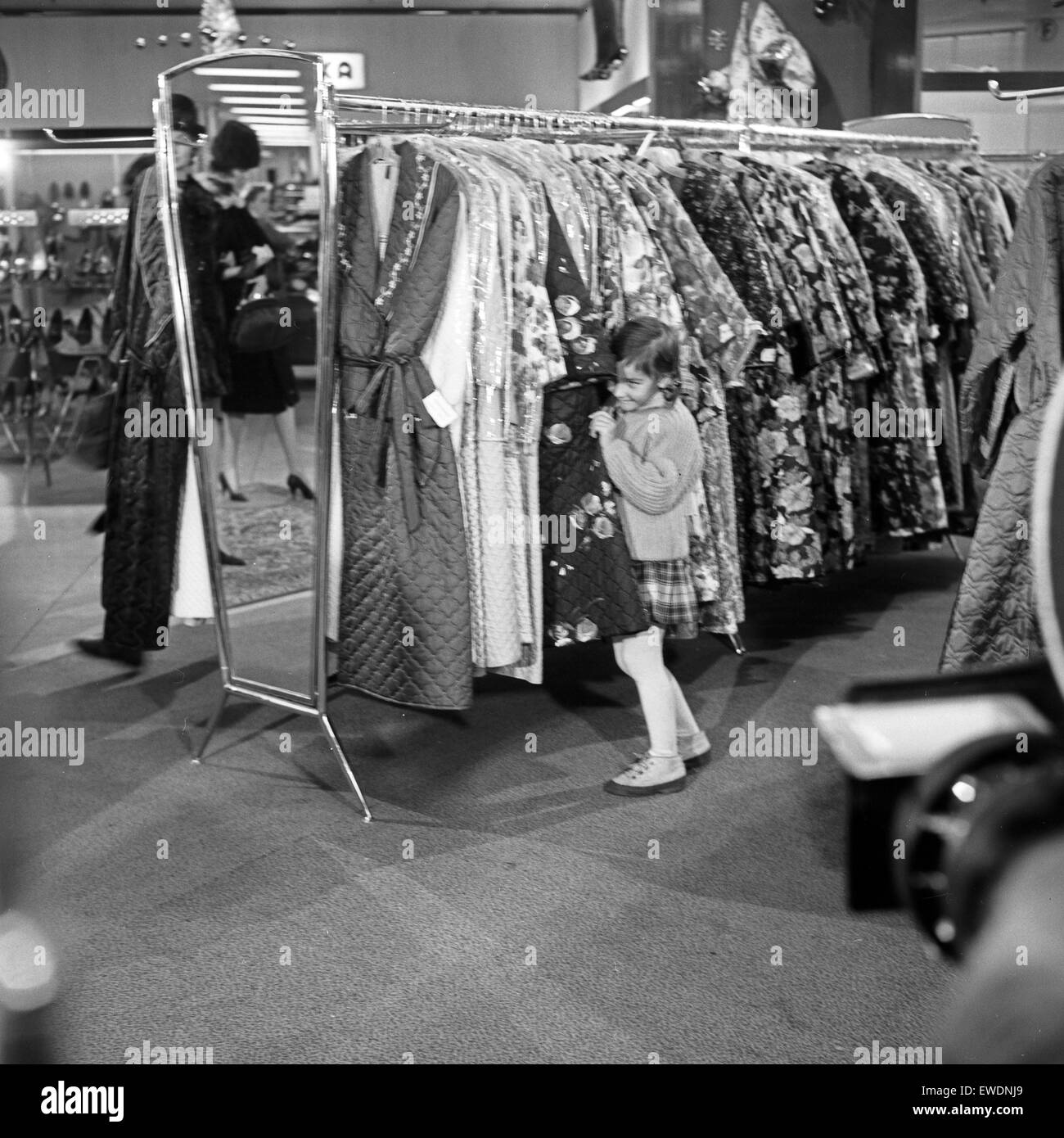 Sozialdrama Wilhelmsburger Freitag, Deutschland, 1964, Regie : Egon Monk, Szenenfoto in der Damenoberbekleidung Banque D'Images