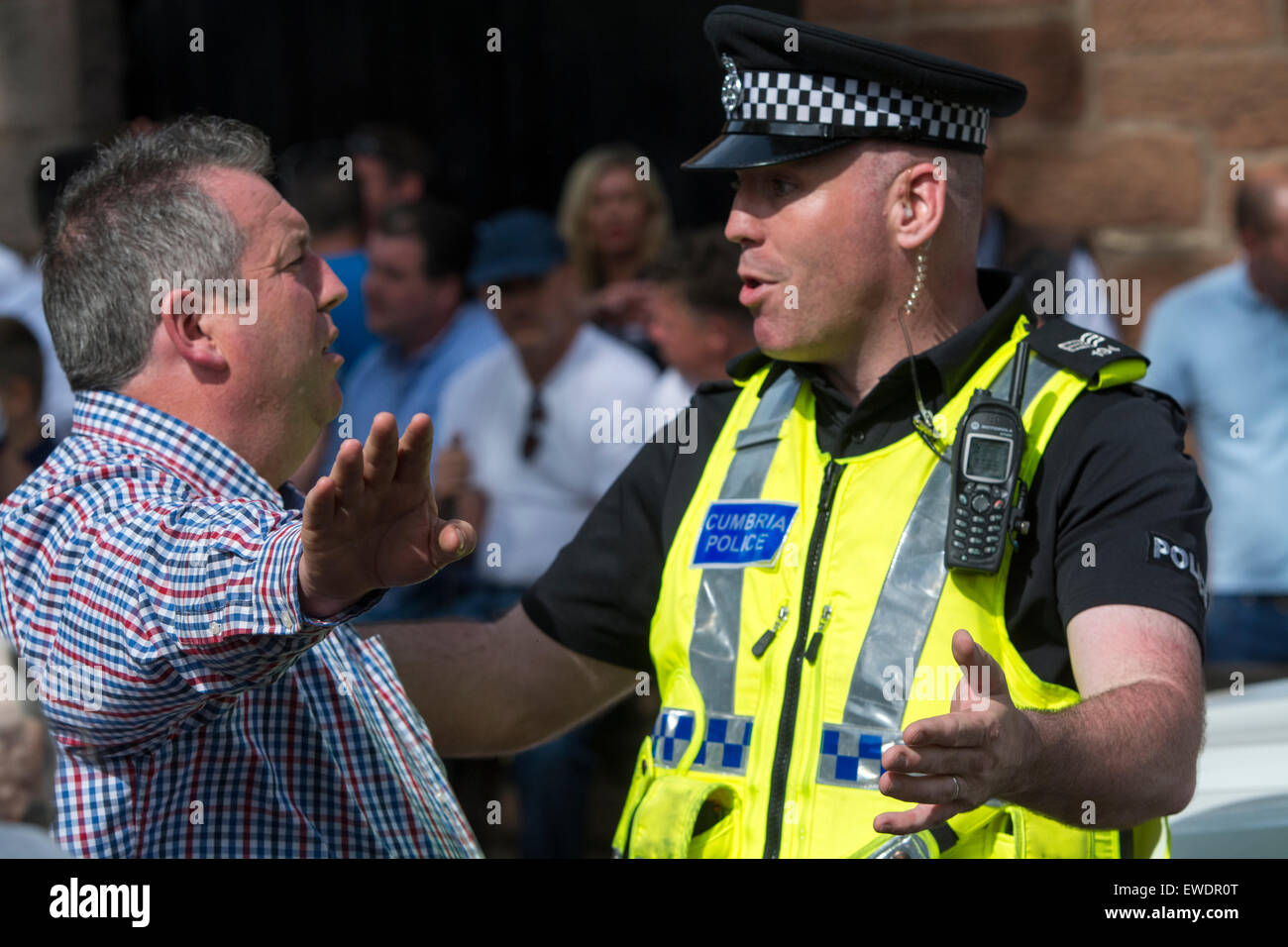 L'homme de la police et un propriétaire de chevaux d'avoir une discussion sur l'endroit où les chevaux peuvent être laissés dans la ville. Appleby Horse Fair 2015. Banque D'Images