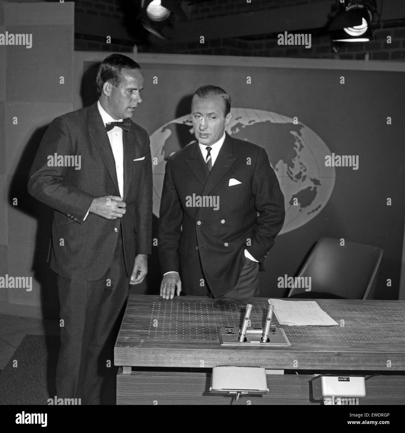 Deutscher Nachrichtensprecher Karl Heinz Köpcke (rechts), Deutschland 1960 er Jahre. Présentateur d'information allemand Karl Heinz Koepcke (à droite), l'Allemagne des années 1960. Banque D'Images