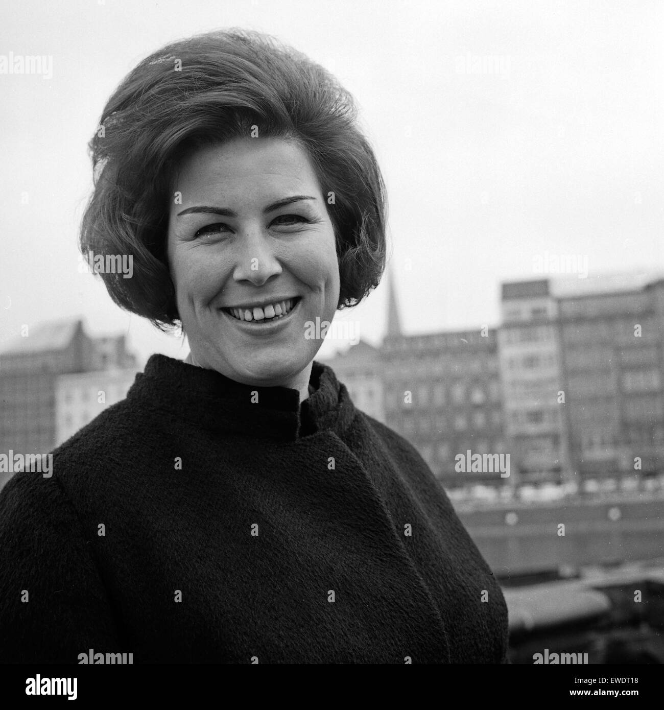 Österreichische Konzert- und Opernsängerin Gundula Janowitz en Hamburg, Deutschland 1960 er Jahre. Gundula Janowitz cantatrice autrichienne à Hambourg, Allemagne 1960. Banque D'Images