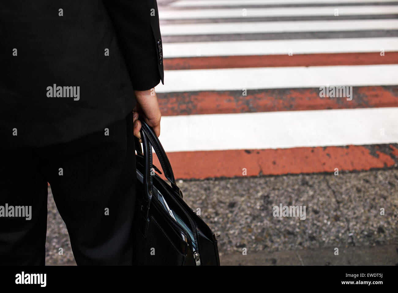 Salaryman traversent la route dans la nuit de Shibuya à Tokyo, Japon Banque D'Images