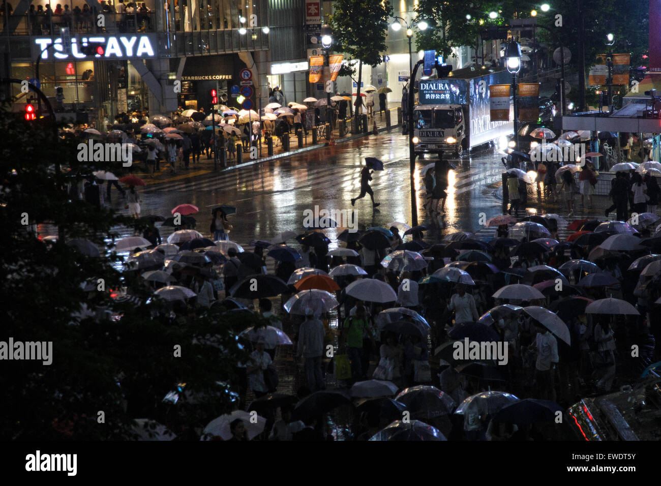 Croisement de Shibuya de nuit sous la pluie à Tokyo, Japon Banque D'Images