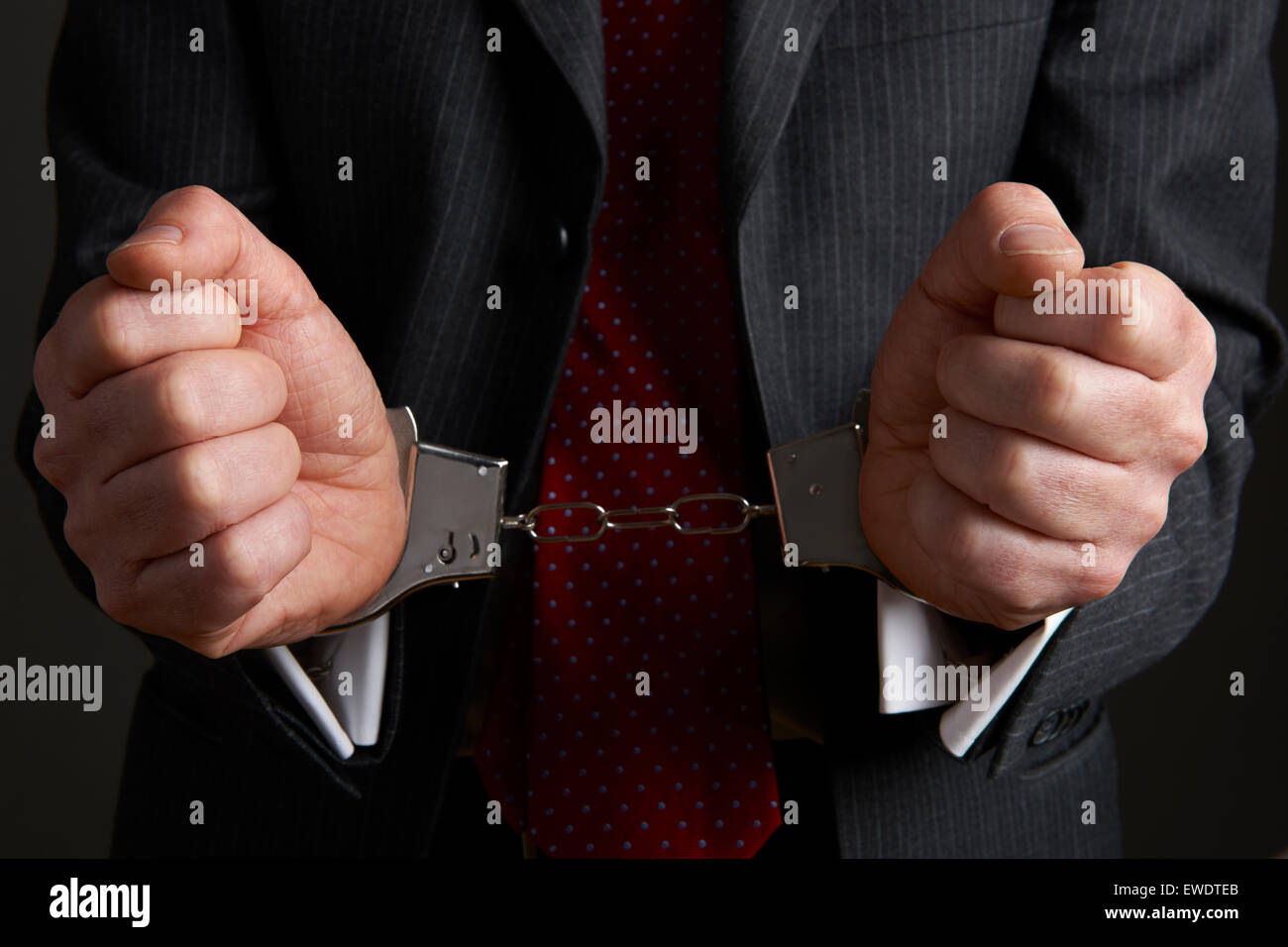 Businessman Wearing Handcuffs illustrant la criminalité des entreprises Banque D'Images