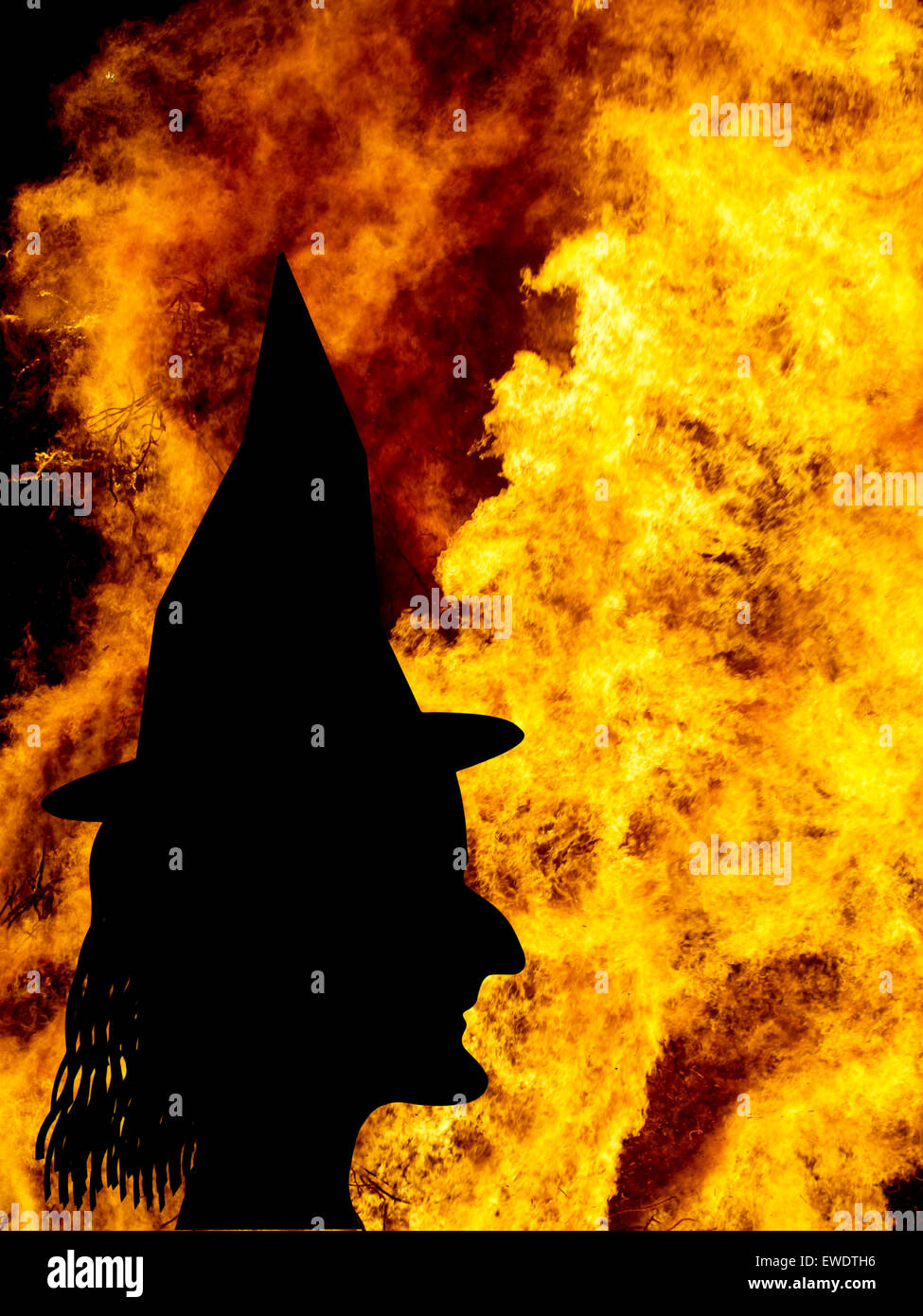 Sorcière Halloween background. Flammes réelles, pas du vrai sorcière. Banque D'Images