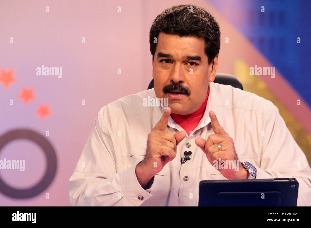 (150624) -- CARACAS, 24 juin 2015 (Xinhua) -- le président vénézuélien Nicolas Maduro participe à son émission hebdomadaire "en contacto con Maduro' (en contact avec Maduro), à Caracas, Venezuela, le 23 juin 2015. (Xinhua/AVN) (zjy) Banque D'Images