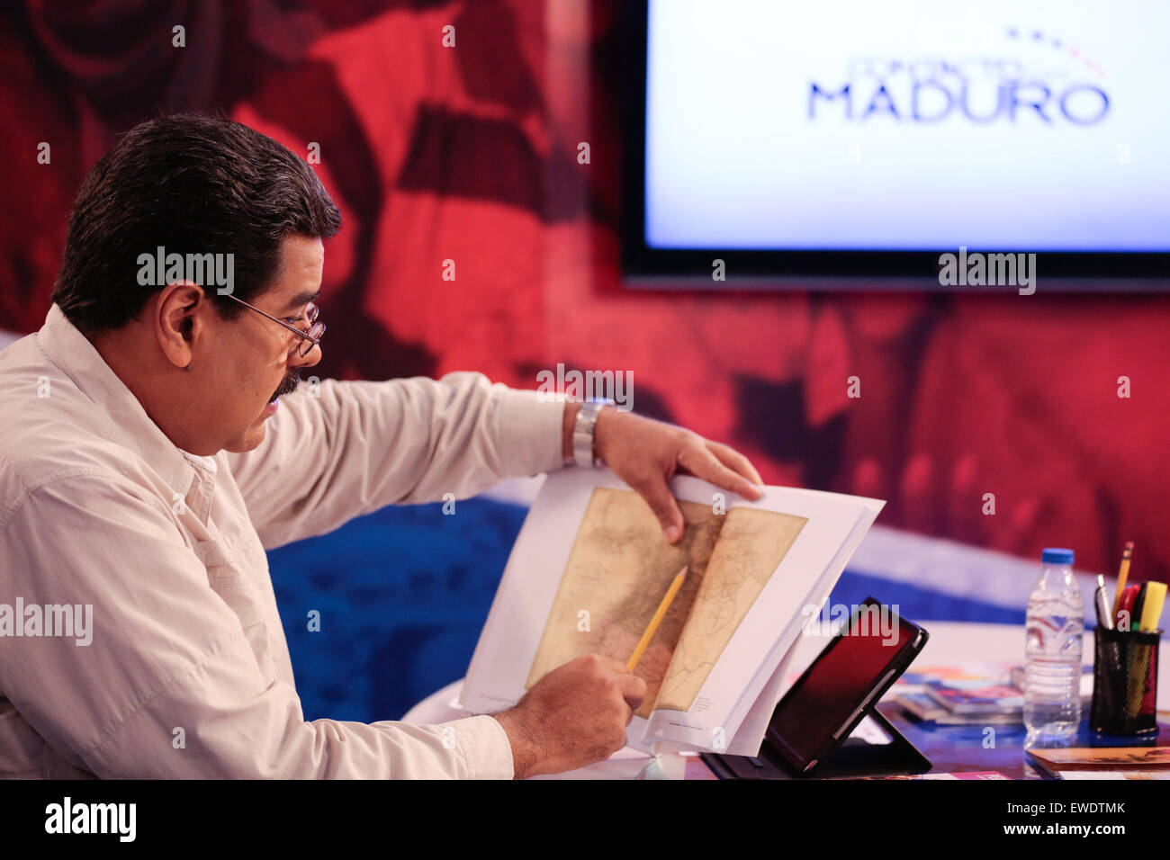 (150624) -- CARACAS, 24 juin 2015 (Xinhua) -- le président vénézuélien Nicolas Maduro participe à son émission hebdomadaire "en contacto con Maduro' (en contact avec Maduro), à Caracas, Venezuela, le 23 juin 2015. (Xinhua/AVN) (zjy) Banque D'Images