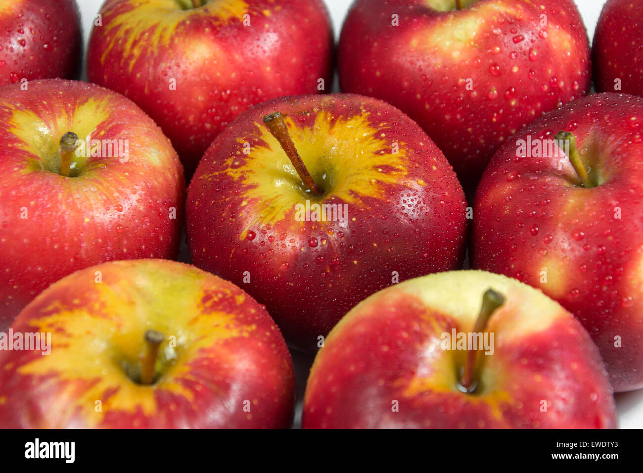 Pomme rouge sucrée et juteuse, une princesse de fruit qui presque disponible à chaque saison. Banque D'Images