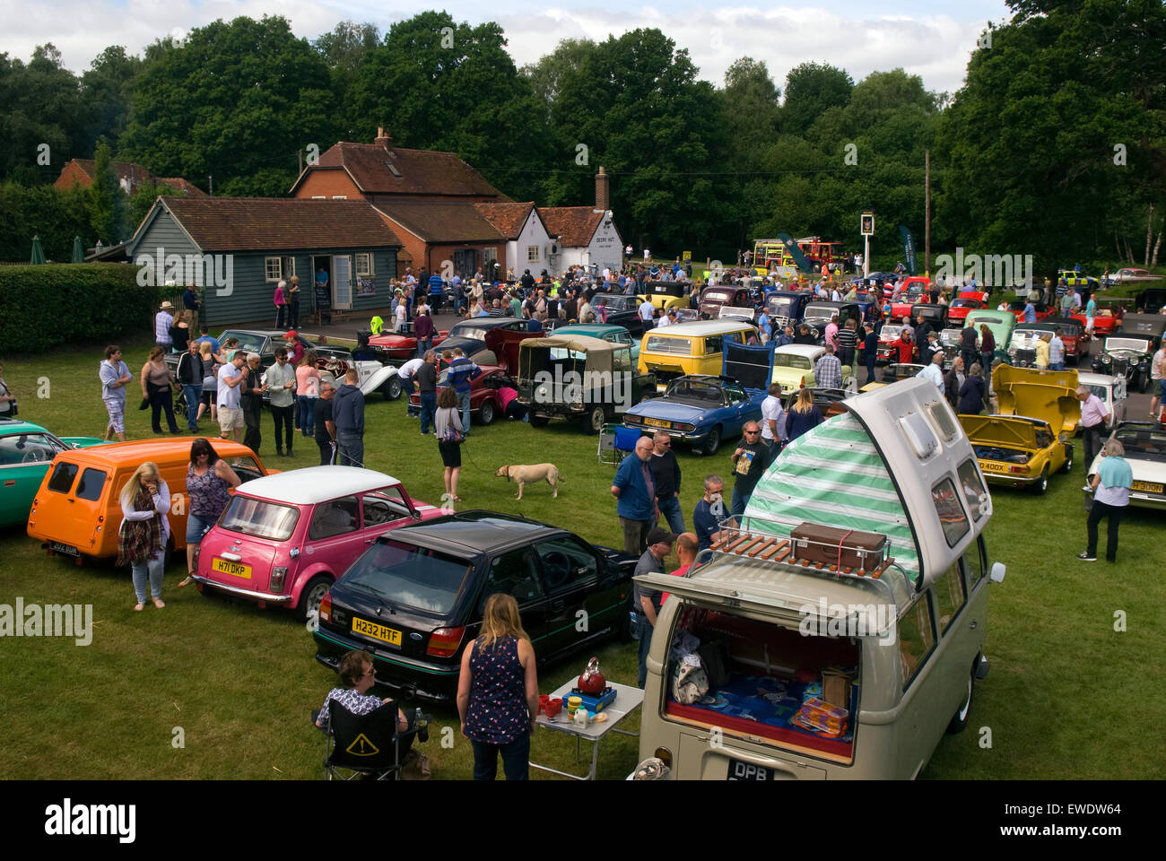 La foule rassemblée dans un salon de voitures, Hindhead, Hampshire, Royaume-Uni. Banque D'Images
