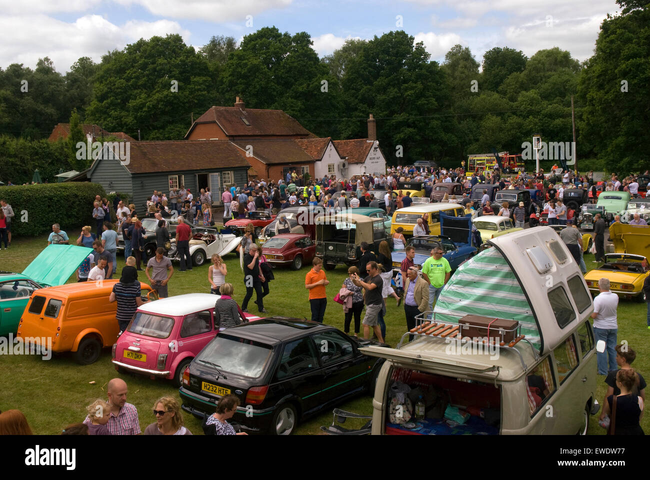 La foule rassemblée dans un salon de voitures, Hindhead, Hampshire, Royaume-Uni. Banque D'Images