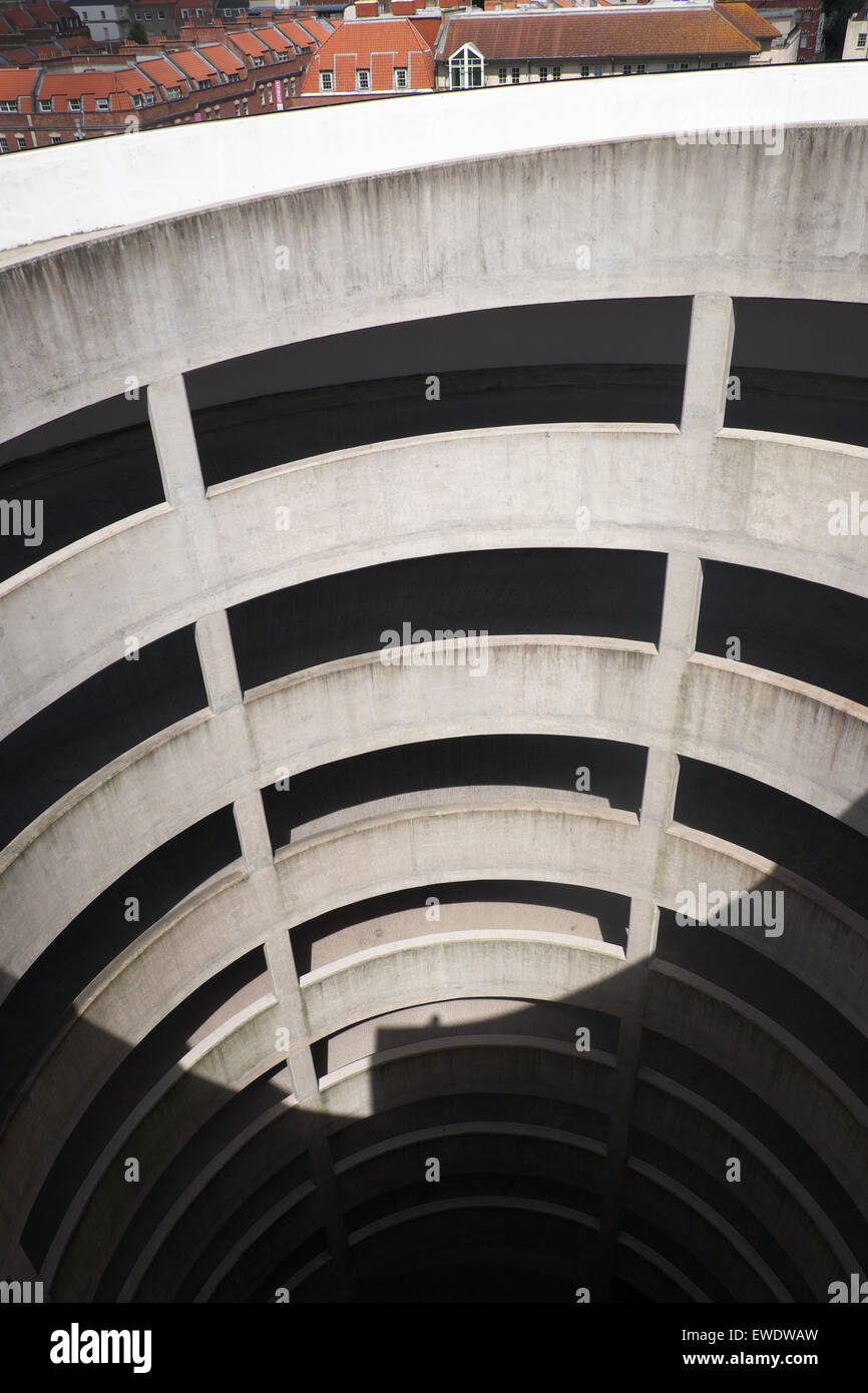 Plusieurs étages Cabot Circus parking en spirale construit en béton armé à Bristol England UK Banque D'Images