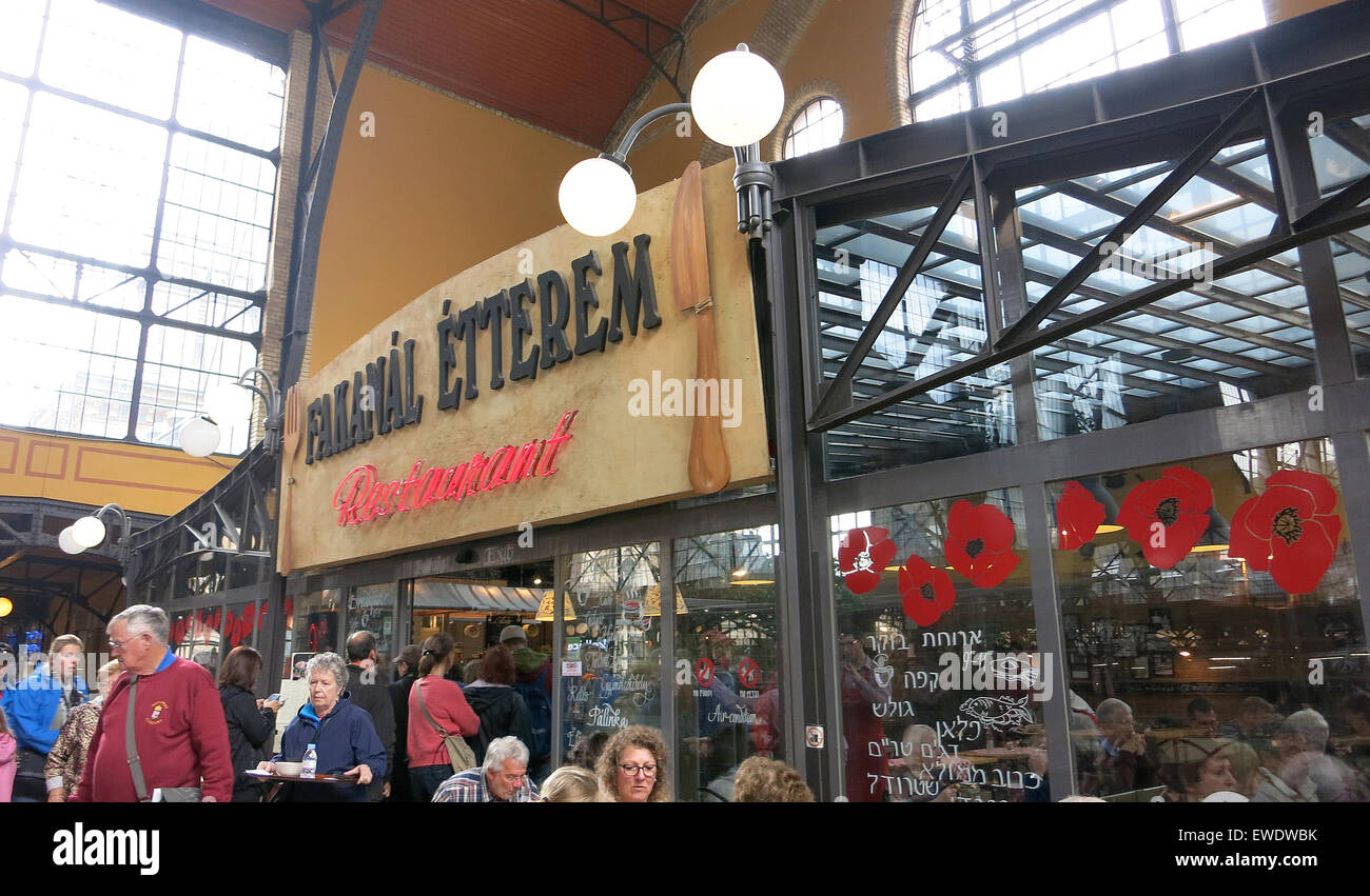 Fakanal Etterem restaurant dans la Grande Halle Budapest Hongrie Banque D'Images