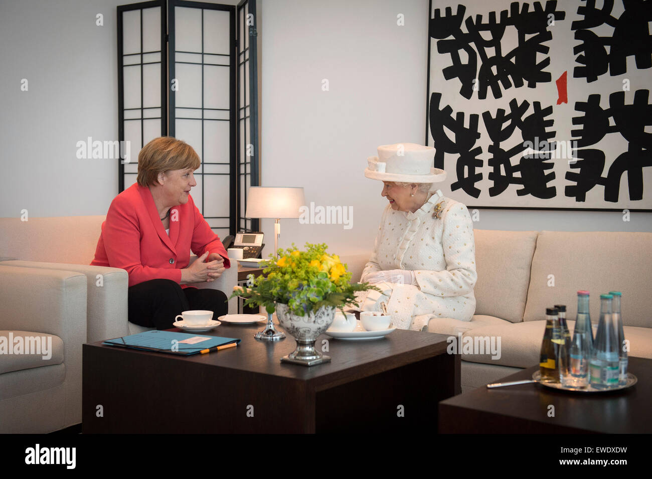 Berlin, Allemagne. 24 Juin, 2015. La chancelière allemande Angela Merkel (CDU) et l, la reine Elizabeth II commencent leur Réunion et visite de l'Chancelleryin fédéral allemand de Berlin, Allemagne, 24 juin 2015.La reine Elizabeth II et le duc d'Édimbourg arrivent à leur cinquième visite d'État en Allemagne, qui se tiendra du 23 au 26 juin. Dpa : Crédit photo alliance/Alamy Live News Banque D'Images