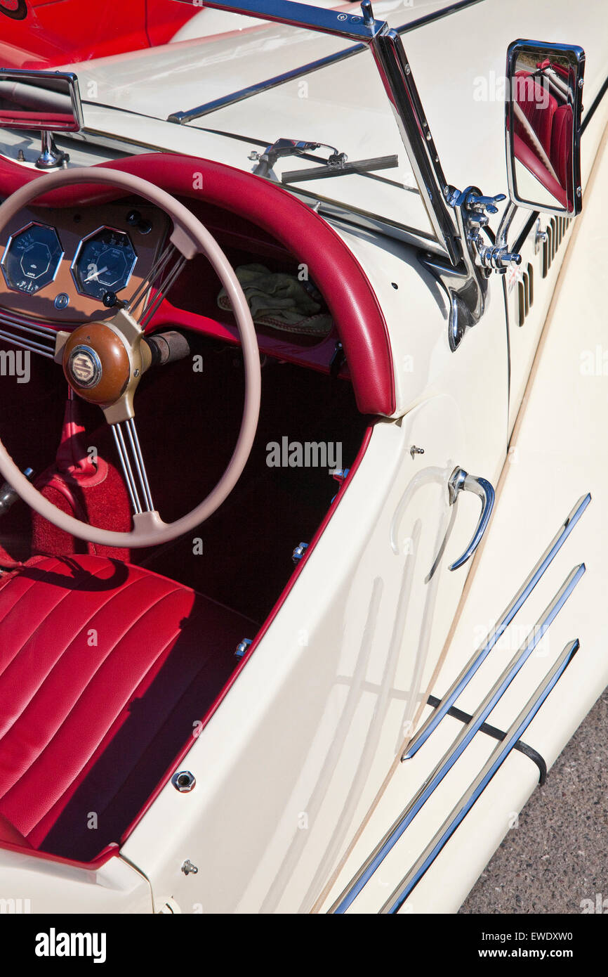 Détail de MG TF 1500 en vieil anglais blanc avec intérieur en cuir rouge Banque D'Images