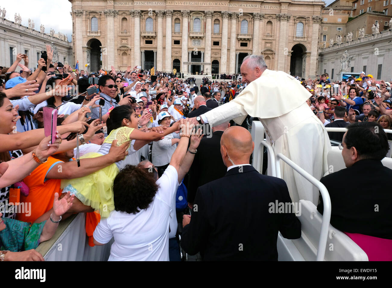 La cité du Vatican. 24 Juin, 2015. Le pape François, dans l'Audience générale Place Saint Pierre, le 24 juin 2015 Crédit : Realy Easy Star/Alamy Live News Banque D'Images