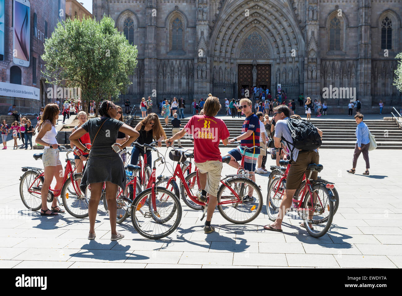 Groupe tour à vélo avec un guide devant la cathédrale de Barcelone en Catalogne, Espagne Banque D'Images